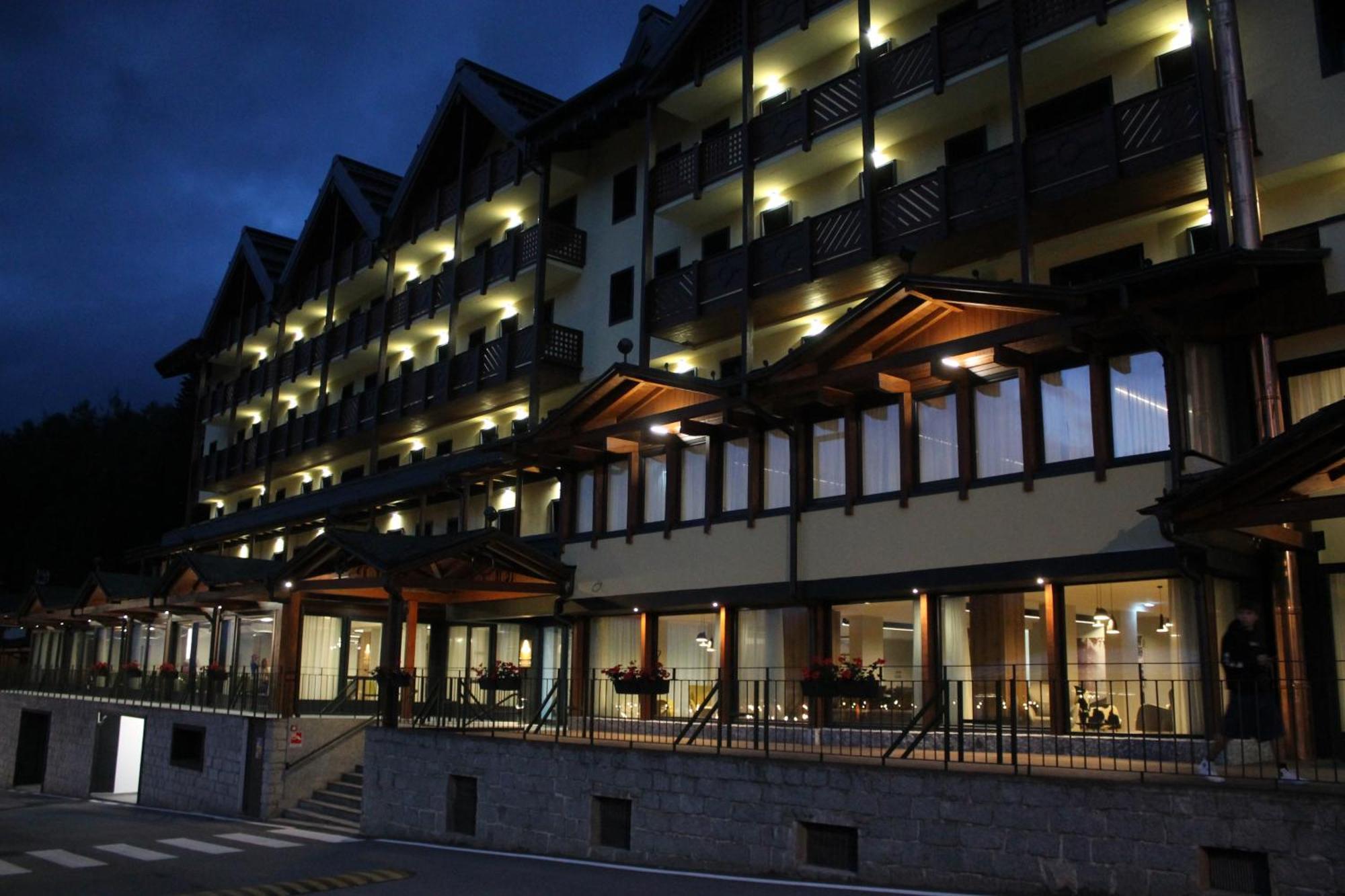 Armon Greenblu Hotel & Wellness Folgarida Exterior foto